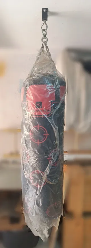 Saco de boxeo negro con dianas rojas