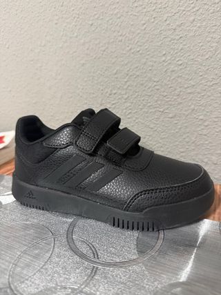 Zapatillas Adidas Negras Velcro Niños. Talla 32.