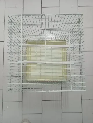 Jaula para pájaros blanca y beige