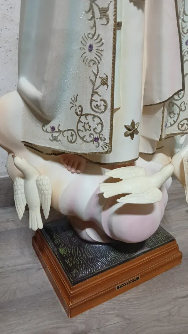 Virgen de Fátima las palomas y la corona las tengo