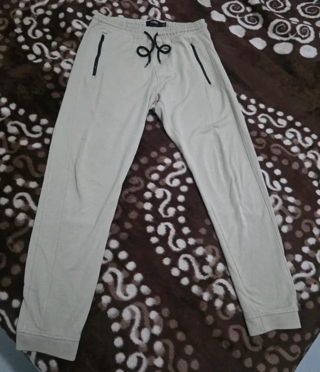 2 Pantalón beige hombre