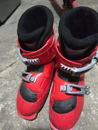 Botas de esquí rojas