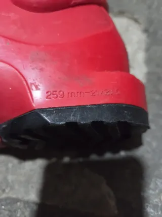 Botas de esquí rojas