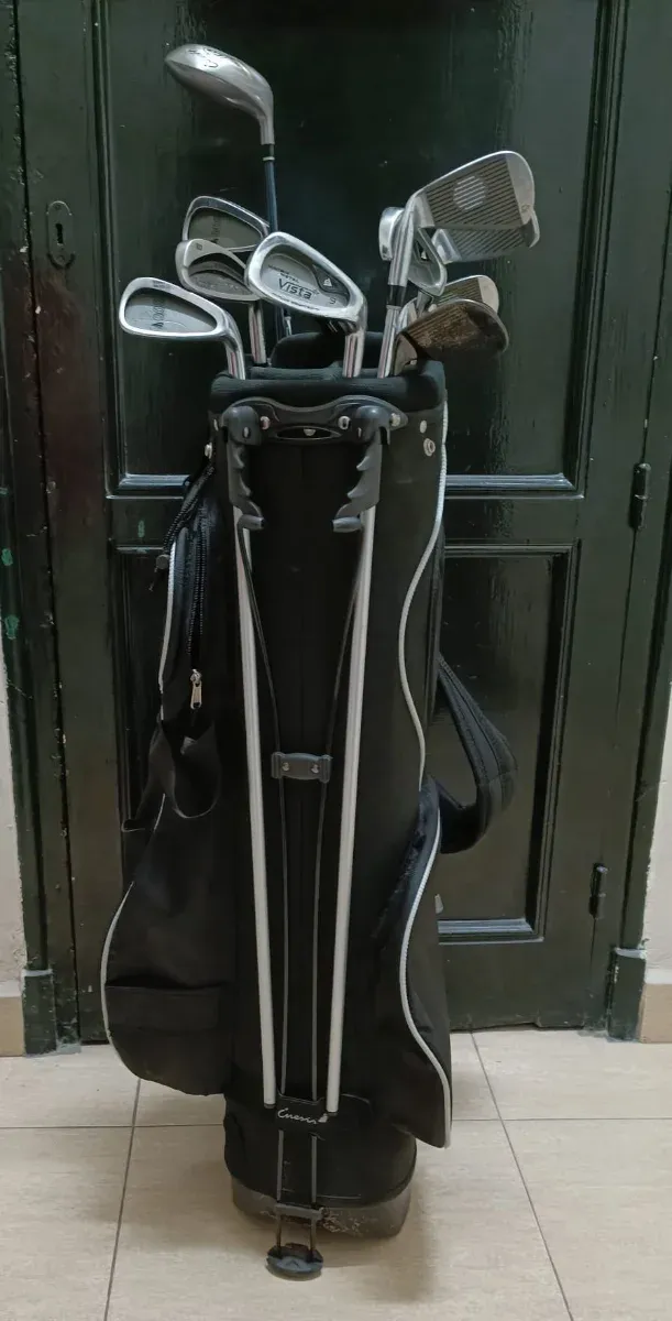 Bolsa de palos de golf con palos