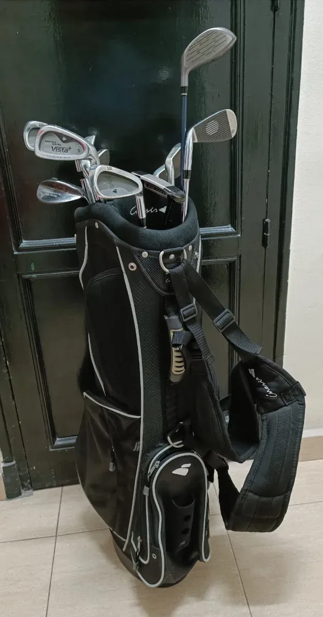 Bolsa de palos de golf con palos