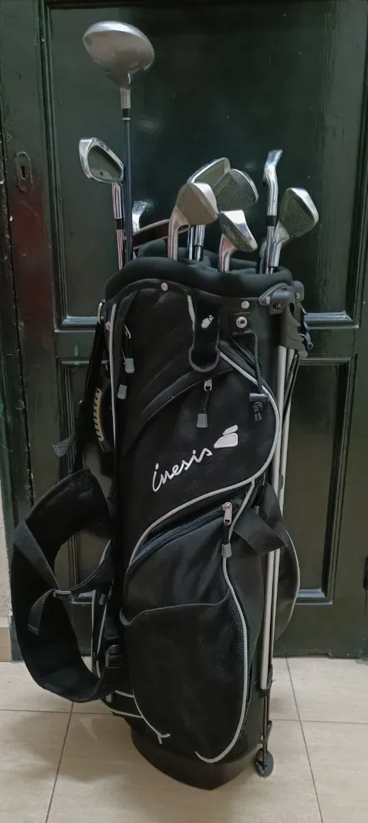 Bolsa de palos de golf con palos