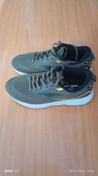 Zapatillas deportivas grises y naranjas