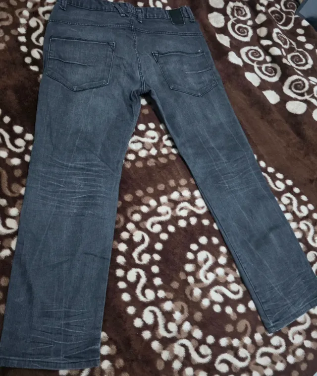 Pantalón de hombre gris recto