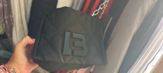 Bolso negro acolchado con logo LB