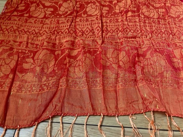 Pashmina roja y naranja con hilos dorados