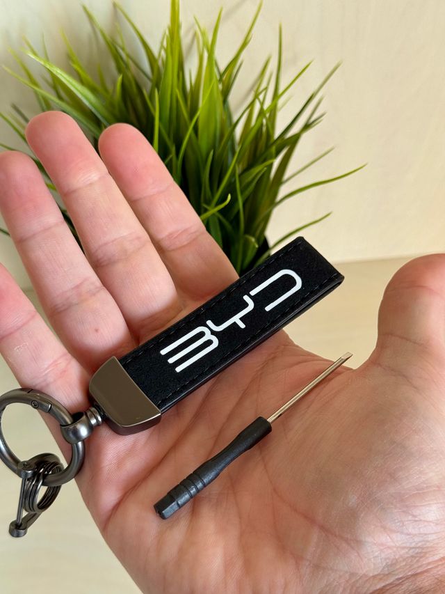 Portachiavi BYD 2025 in pelle scamosciata