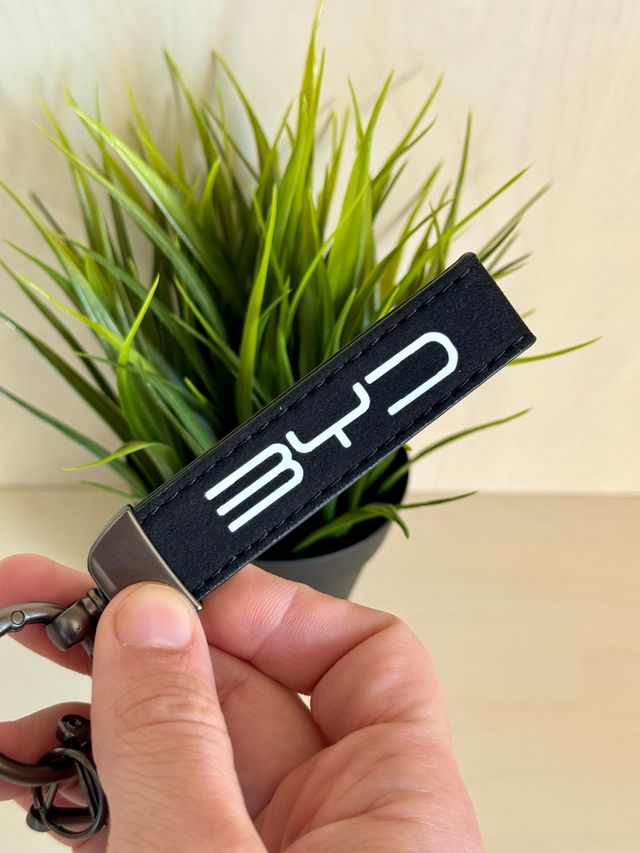 Portachiavi BYD 2025 in pelle scamosciata