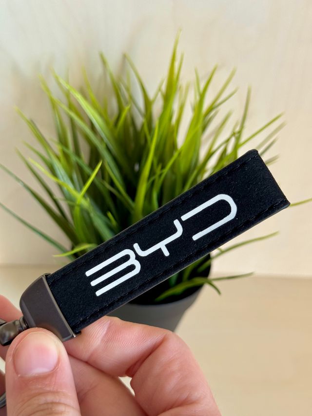 Portachiavi BYD 2025 in pelle scamosciata