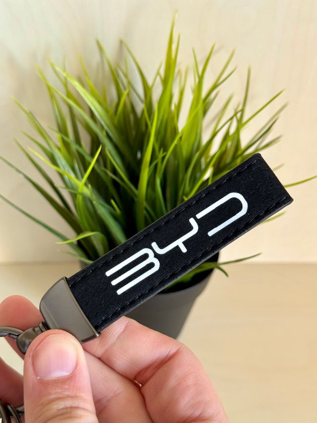 Portachiavi BYD 2025 in pelle scamosciata