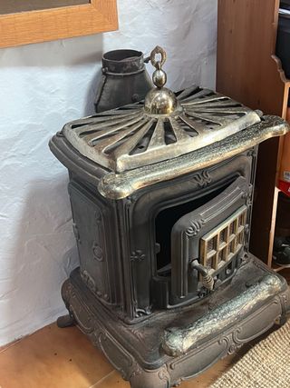 Chimenea de Hierro macizo Negra y Dorada.