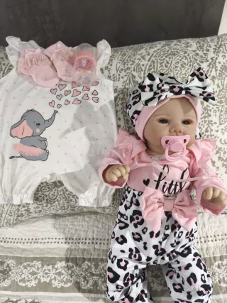 Bebé Reborn con conjunto rosa y leopardo