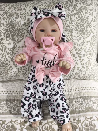 Bebé Reborn con conjunto rosa y leopardo