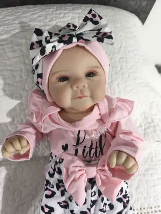 Bebé Reborn con conjunto rosa y leopardo