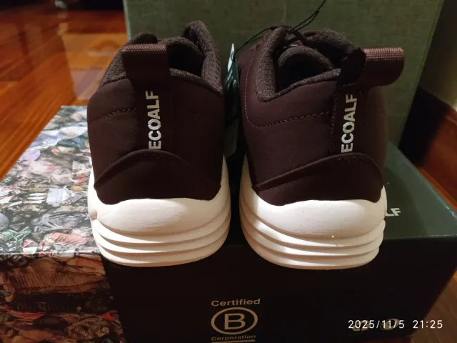 Zapatillas Ecoalf color berenjena