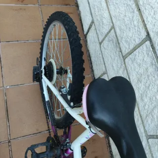 Bicicleta infantil blanca y morada