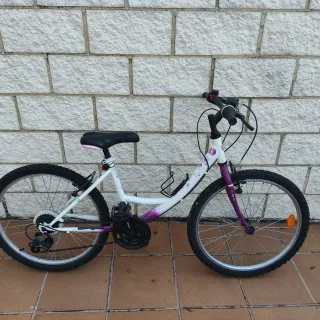 Bicicleta infantil blanca y morada