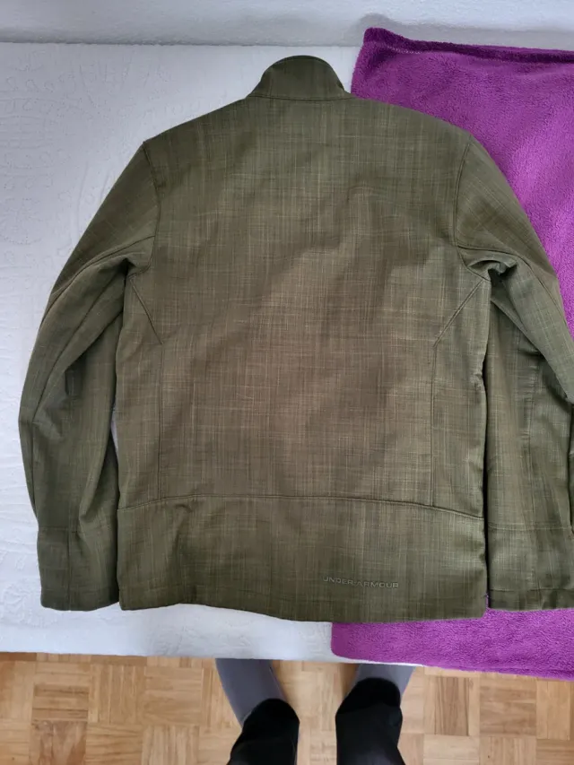 Cazadora verde con cremallera