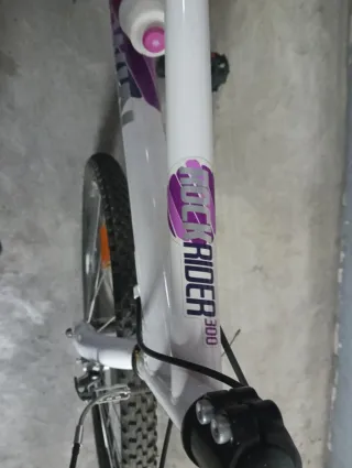 Bicicleta de aluminio blanca