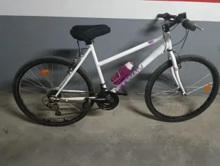 Bicicleta de aluminio blanca