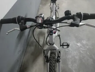 Bicicleta de aluminio blanca