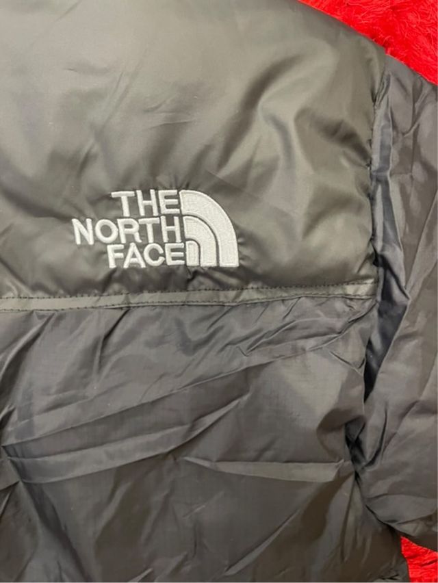 Chaqueta The North Face Negra y Roja