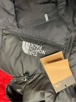 Chaqueta The North Face Negra y Roja
