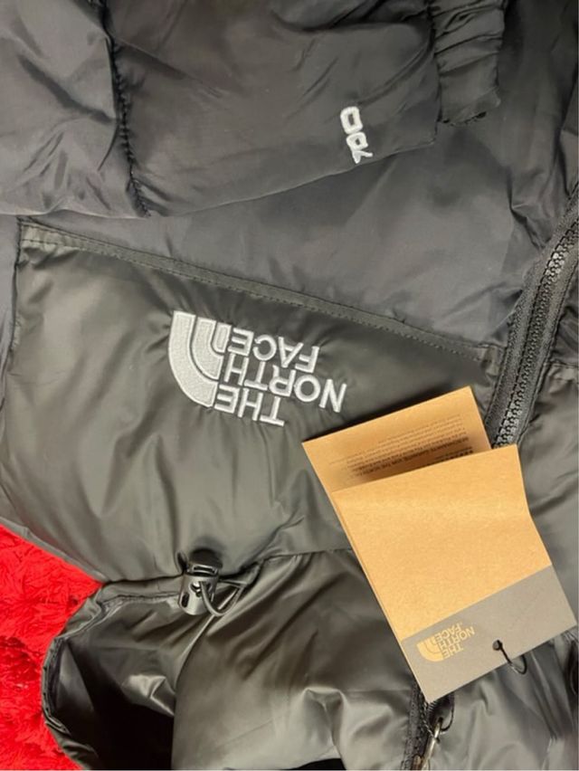Chaqueta The North Face Negra y Roja