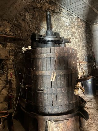 Prensa de vino antigua de madera