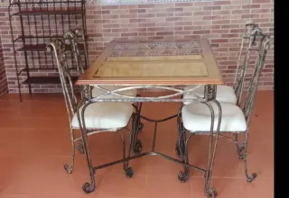 Mesa y 4 sillas forja, madera y cristal
