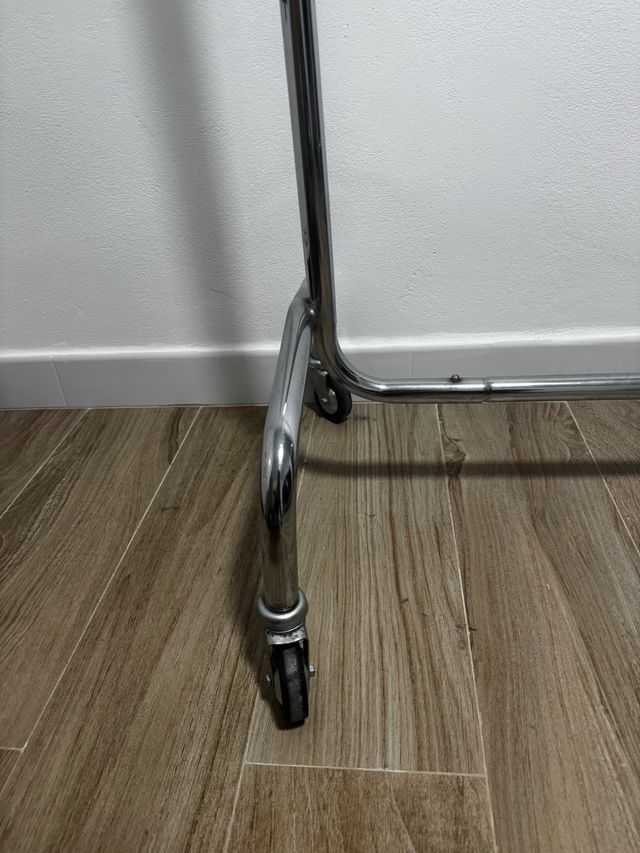 Perchero Metálico Plata con ruedas