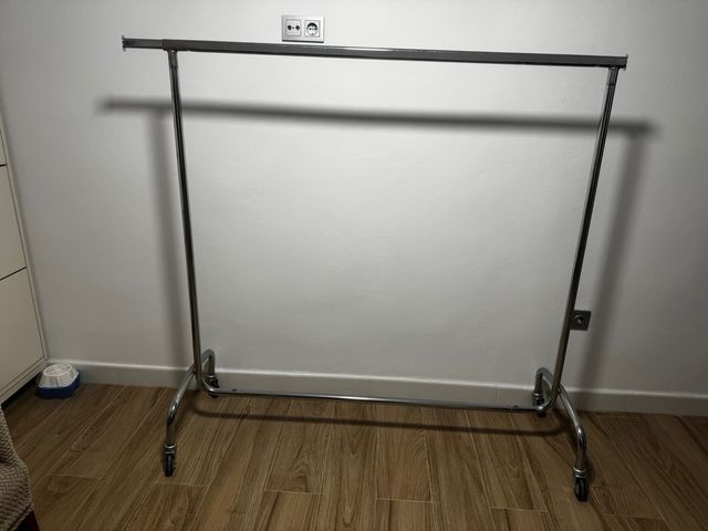 Perchero Metálico Plata con ruedas