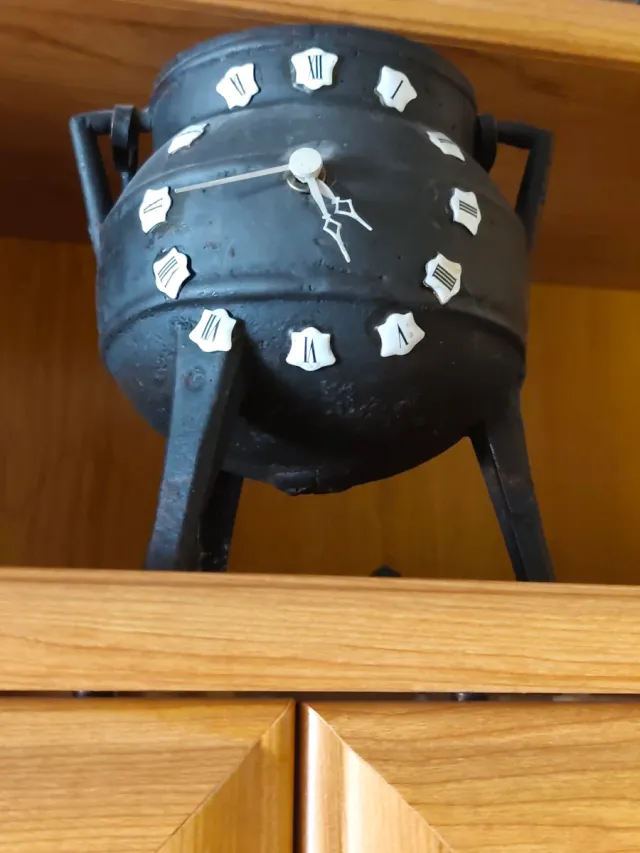 Olla con reloj de pared