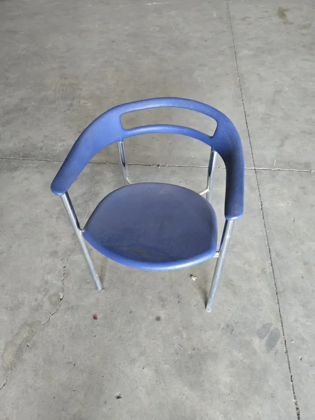 12 Sillas azul con estructura metálica muy fuertes