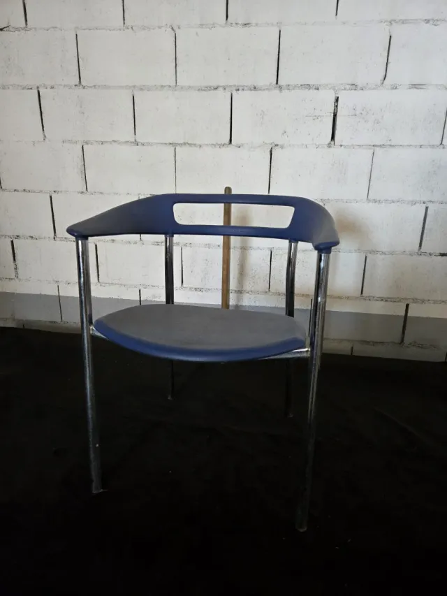 12 Sillas azul con estructura metálica muy fuertes