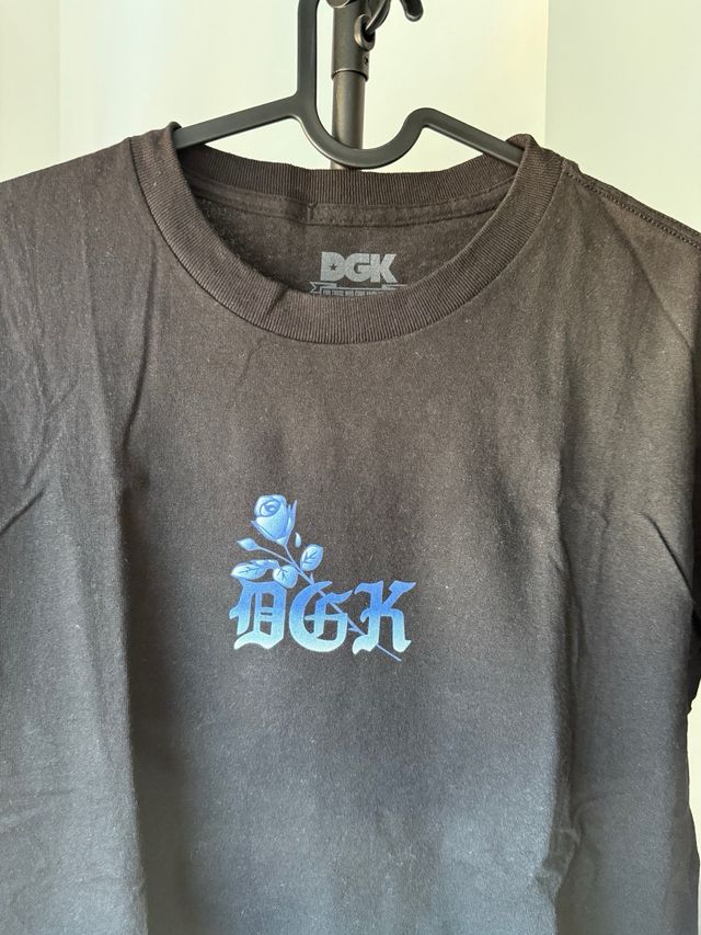 Camiseta DGK Negra con Rosa Azul