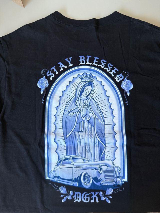 Camiseta DGK Negra con Rosa Azul