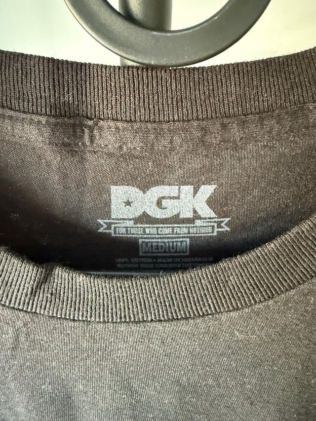 Camiseta DGK Negra con Rosa Azul