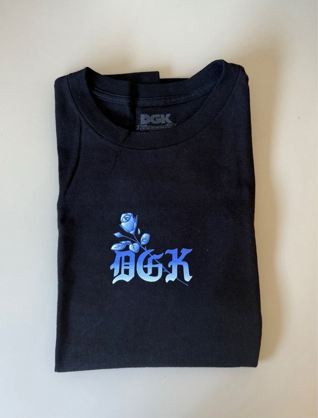 Camiseta DGK Negra con Rosa Azul