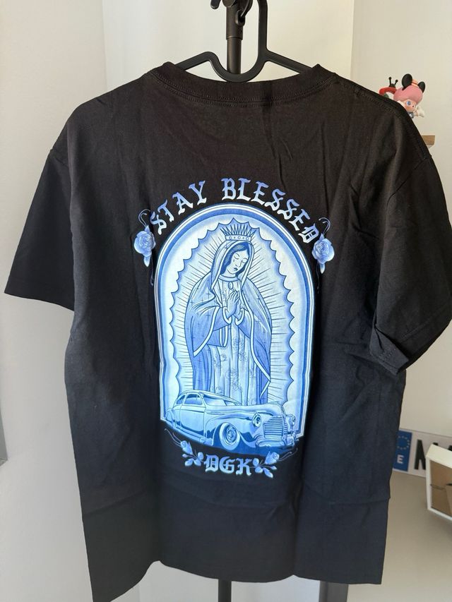 Camiseta DGK Negra con Rosa Azul