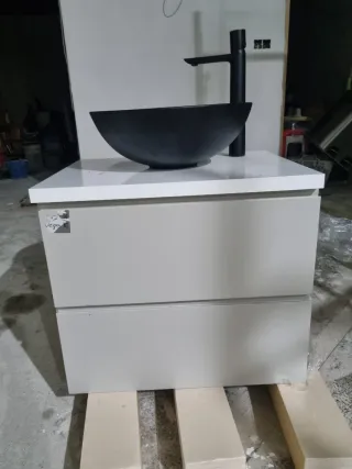 Mueble de baño negro y blanco