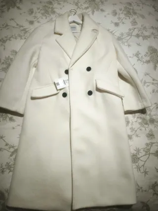 Abrigo Bershka blanco sin estrenar. Oversize