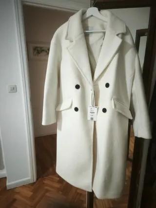 Abrigo Bershka blanco sin estrenar. Oversize