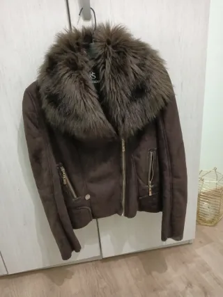 Cazadora de mujer con cuello de pelo