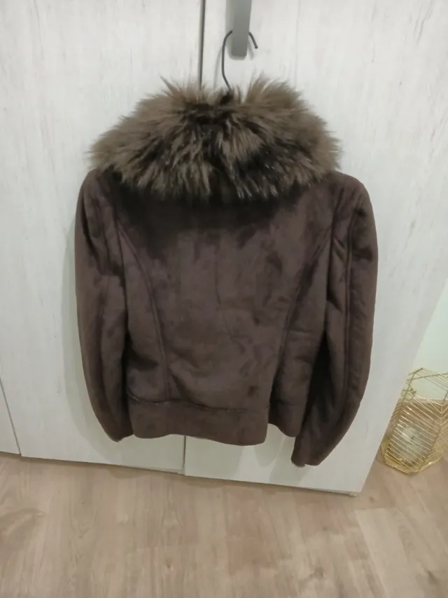 Cazadora de mujer con cuello de pelo