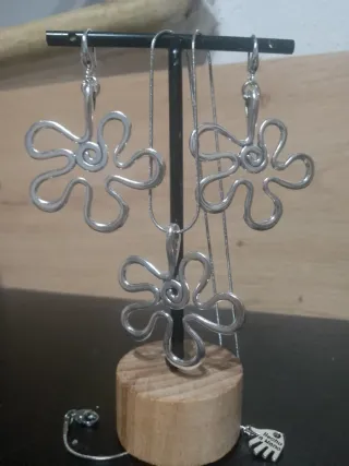 Conjunto Acero Plateado: Pendientes y Colgante